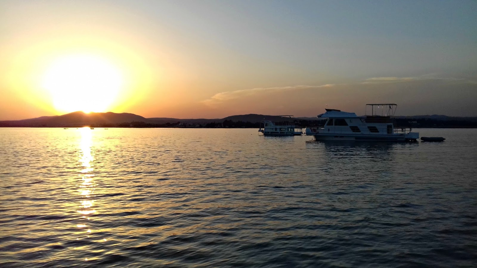 Dormir com os peixes num barco-casa por: blog turismo do Algarve